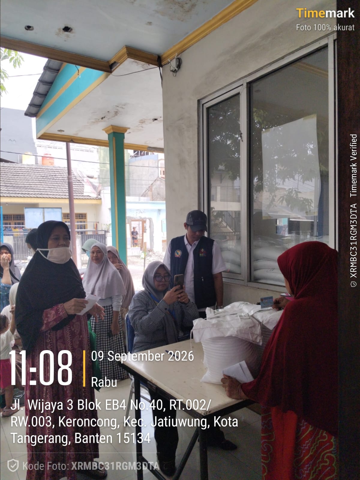Petugas TKSK bersama aparatur Kecamatan Jatiuwung memantau proses penyaluran bantuan pangan beras kepada ribuan keluarga penerima manfaat di setiap kelurahan.