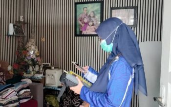 Petugas Tim Surveilans Lingkungan Puskesmas melakukan pemeriksaan kualitas udara di salah satu rumah warga di Kota Tangerang sebagai upaya deteksi dini paparan polusi udara dalam ruangan.