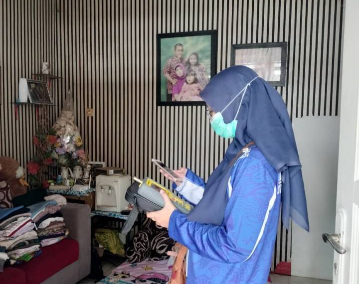Petugas Tim Surveilans Lingkungan Puskesmas melakukan pemeriksaan kualitas udara di salah satu rumah warga di Kota Tangerang sebagai upaya deteksi dini paparan polusi udara dalam ruangan.