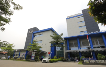 Petugas melayani masyarakat di fasilitas kesehatan Kota Tangerang. Capaian Universal Health Coverage (UHC) yang menembus 100,45 persen memperkuat akses warga terhadap layanan Jaminan Kesehatan Nasional (JKN).