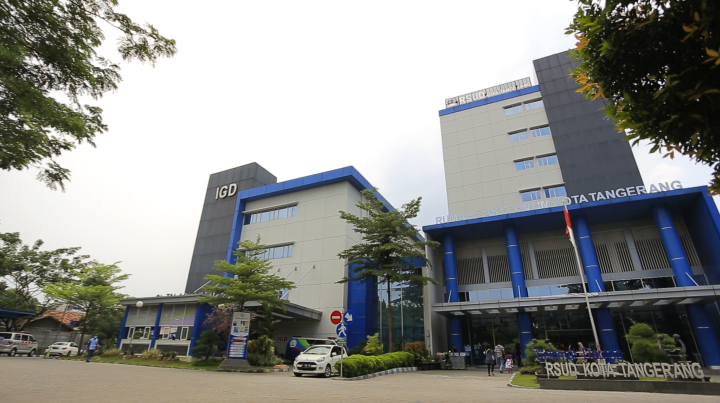 Petugas melayani masyarakat di fasilitas kesehatan Kota Tangerang. Capaian Universal Health Coverage (UHC) yang menembus 100,45 persen memperkuat akses warga terhadap layanan Jaminan Kesehatan Nasional (JKN).
