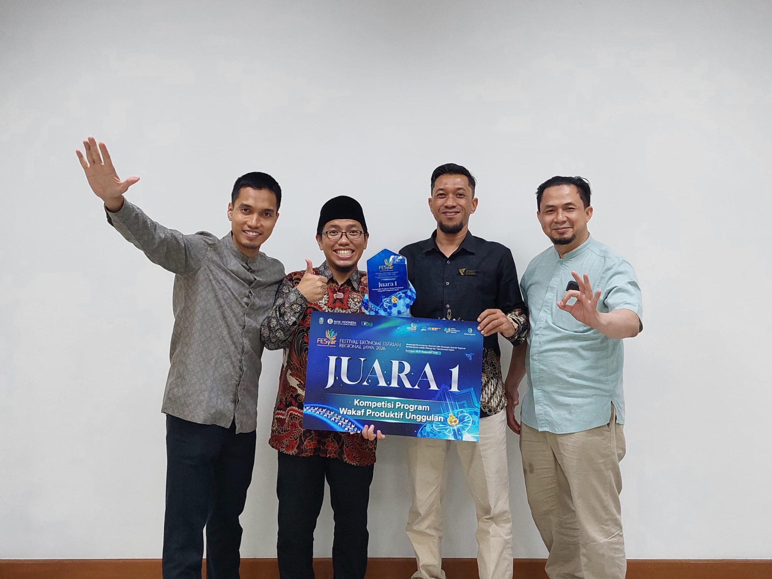 Perwakilan Dompet Dhuafa Banten dan Rumah Sakit Mata Achmad Wardi BWI-DD menerima penghargaan Juara 1 Program Wakaf Produktif Unggulan pada Festival Ekonomi Syariah Jawa (FESyar Jawa) 2026 di Surabaya.