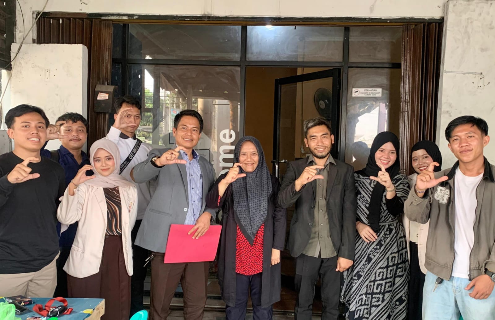 Prosesi serah terima mahasiswa Fakultas Syari'ah UIN SMH Banten yang mengikuti Praktik Pengalaman Lapangan (PPL) di LKBH Trisula Panca Banten sebagai langkah awal memperkuat kompetensi profesional di bidang hukum, Kamis, 3 September 2026.