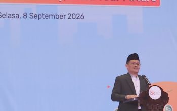 Rektor UIN Sultan Maulana Hasanuddin Banten Prof Muhammad Ishom bersama jajaran OJK saat penandatanganan nota kesepahaman (MoU) mengenai penguatan literasi keuangan yang disaksikan lebih dari 1.000 mahasiswa di Multifunction Hall UIN SMH Banten.