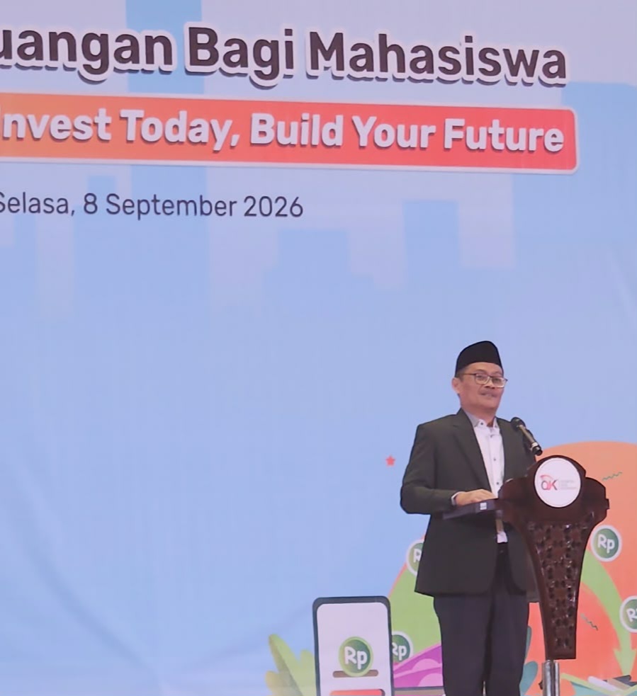 Rektor UIN Sultan Maulana Hasanuddin Banten Prof Muhammad Ishom bersama jajaran OJK saat penandatanganan nota kesepahaman (MoU) mengenai penguatan literasi keuangan yang disaksikan lebih dari 1.000 mahasiswa di Multifunction Hall UIN SMH Banten.