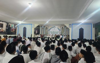 Ribuan jamaah memanjatkan doa bersama dalam peringatan Maulid Nabi Muhammad SAW di Pondok Pesantren Al Fathaniyah, Kota Serang, sebagai bentuk solidaritas bagi lima jurnalis dan tiga kru kapal yang masih hilang di Perairan Selat Sunda, Jumat, 11 September 2026