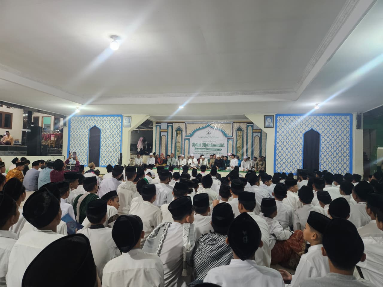 Ribuan jamaah memanjatkan doa bersama dalam peringatan Maulid Nabi Muhammad SAW di Pondok Pesantren Al Fathaniyah, Kota Serang, sebagai bentuk solidaritas bagi lima jurnalis dan tiga kru kapal yang masih hilang di Perairan Selat Sunda, Jumat, 11 September 2026