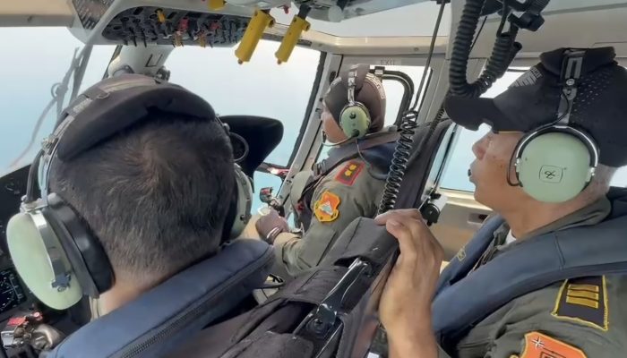 Sisir Perairan Banten, Helikopter HR-3604 Angkut Tim Khusus SAR dan Jurnalis Nasional