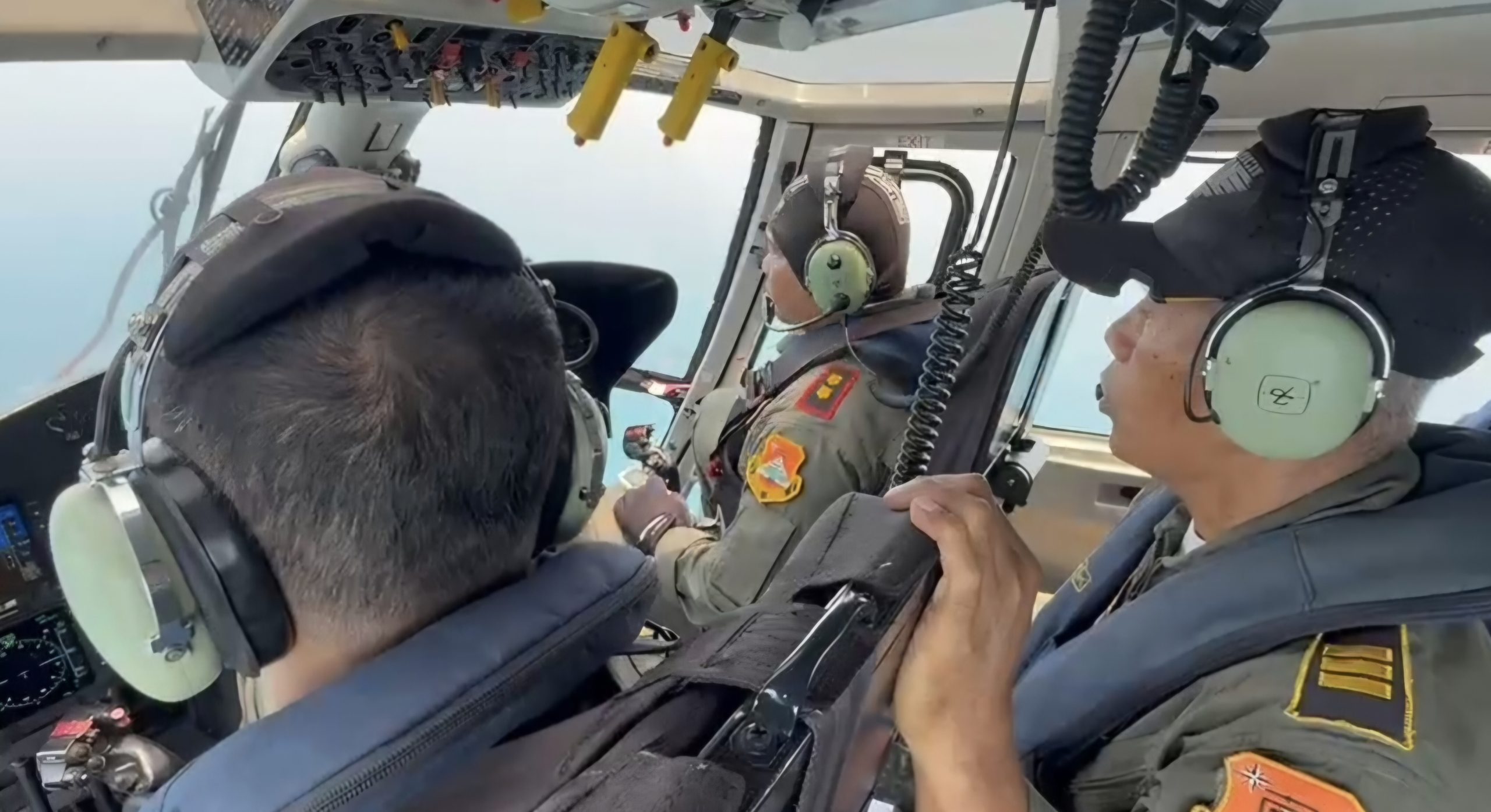 Helikopter Dauphin AS 365 N3+ HR-3604 yang membawa personel BSG dan jurnalis lepas landas dari Pantai Carita menuju perairan Banten.