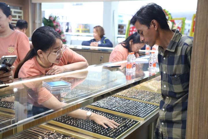 Suasana Pasar Anyar Tangerang setelah revitalisasi menampilkan bangunan modern, area perdagangan yang tertata, serta aktivitas masyarakat yang kembali ramai berbelanja.