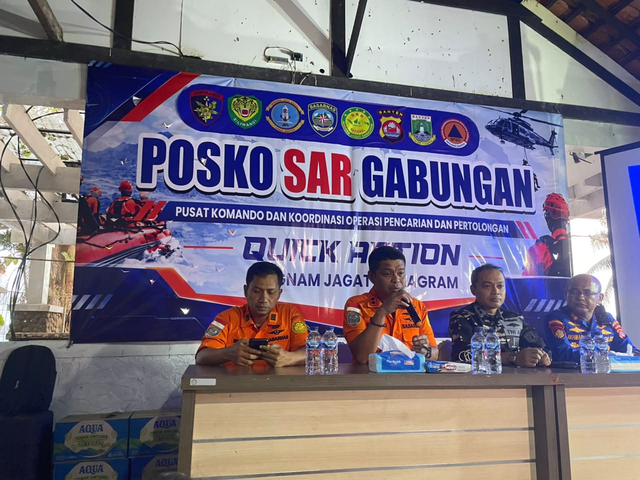 Tim SAR Gabungan mengerahkan puluhan armada laut untuk mencari lima jurnalis dan tiga kru speedboat yang hilang kontak di perairan Selat Sunda, sekitar Gunung Anak Krakatau.