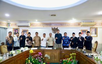 Wakil Bupati Serang Muhammad Najib Hamas bersama jajaran pejabat Pemkab Serang saat menetapkan direksi baru PT Serang Berkah Mandiri (SBM) dalam RUPS-LB periode 2026-2031.