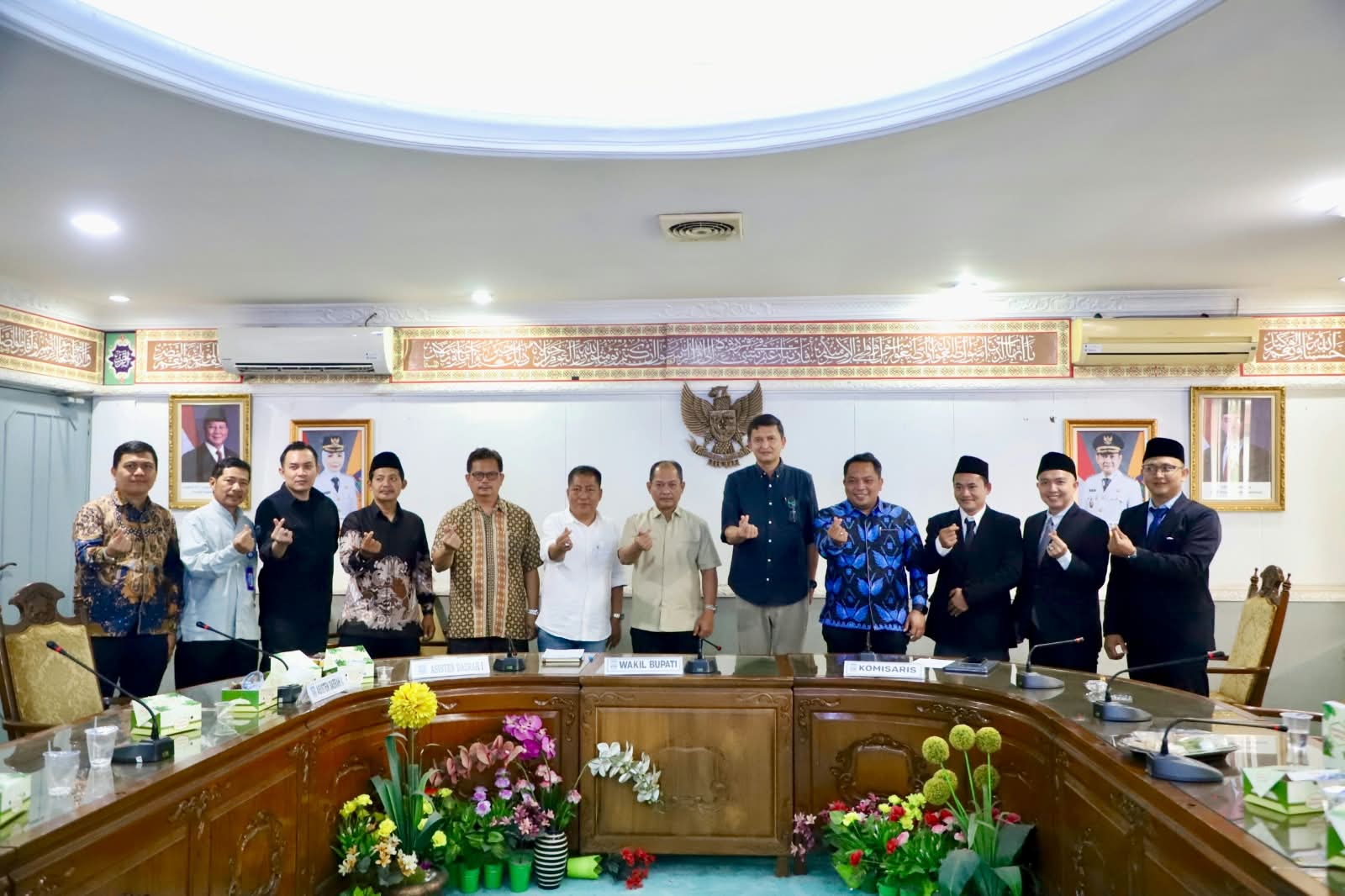 Wakil Bupati Serang Muhammad Najib Hamas bersama jajaran pejabat Pemkab Serang saat menetapkan direksi baru PT Serang Berkah Mandiri (SBM) dalam RUPS-LB periode 2026-2031.