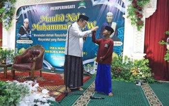 Wakil Wali Kota Tangerang Maryono Hasan menyampaikan sambutan saat menghadiri peringatan Maulid Nabi Muhammad SAW 1448 Hijriah di Masjid Al-Mubarak, Kelurahan Panunggangan, Kecamatan Pinang.
