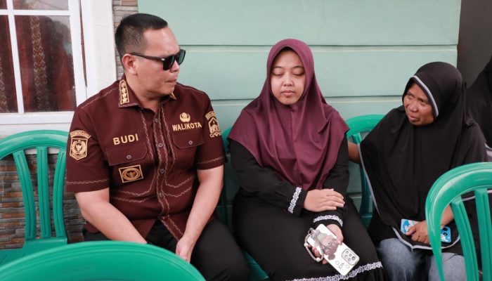 Wali Kota Serang Budi Rustandi Bertakziah kepada Keluarga Jurnalis ANTARA yang Hilang Saat Liputan di Gunung Anak Krakatau