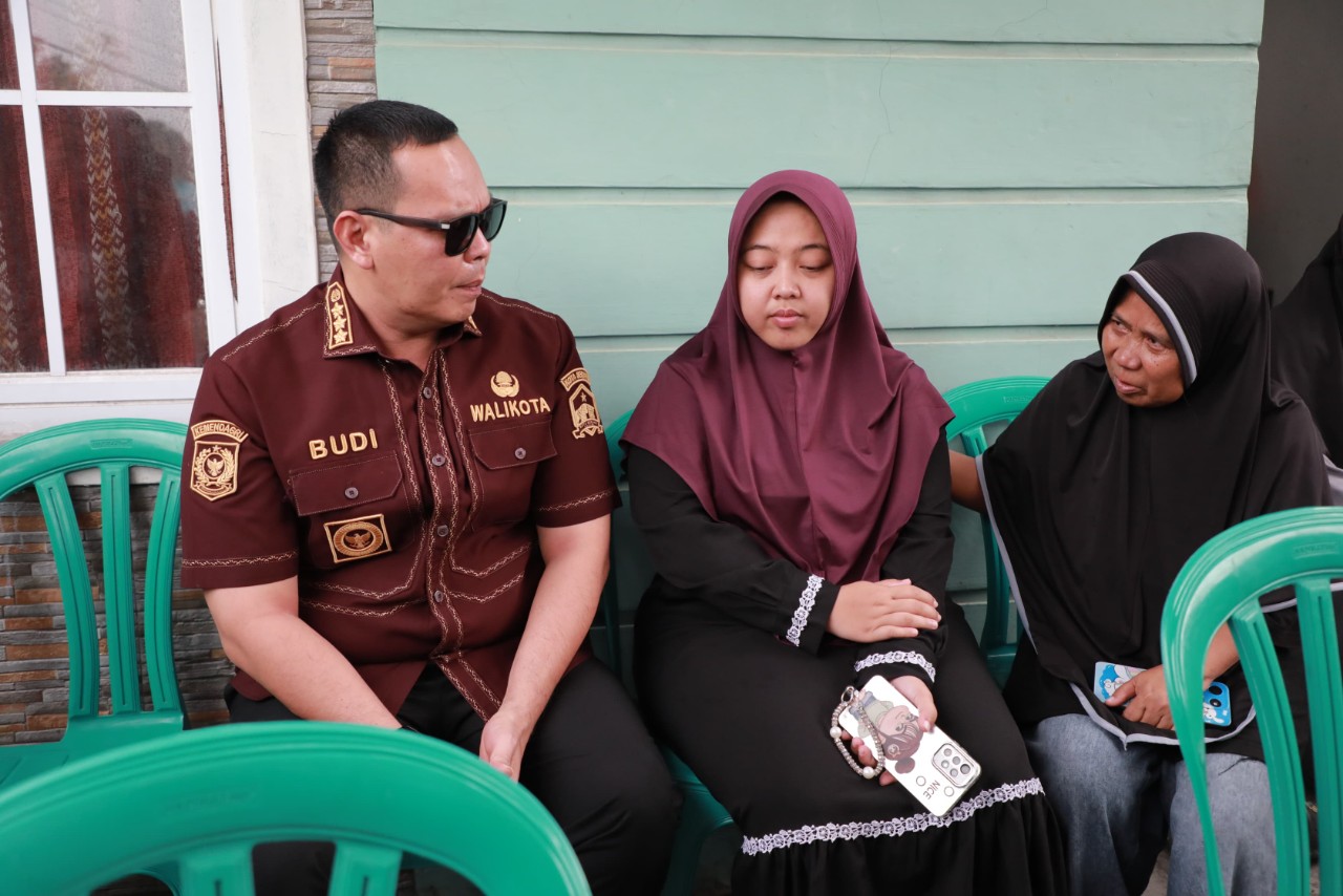 Wali Kota Serang Budi Rustandi saat berbincang dan memberikan dukungan kepada istri jurnalis ANTARA Banten yang hilang kontak di perairan Selat Sunda.
