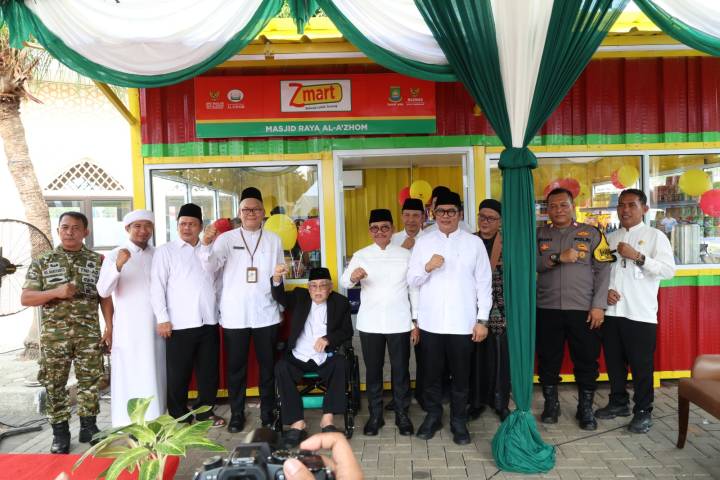 Wali Kota Tangerang Sachrudin bersama jajaran BAZNAS Kota Tangerang saat meluncurkan program Z-Mart dan Z-Corner sebagai upaya mendorong mustahik menjadi pelaku usaha mandiri.