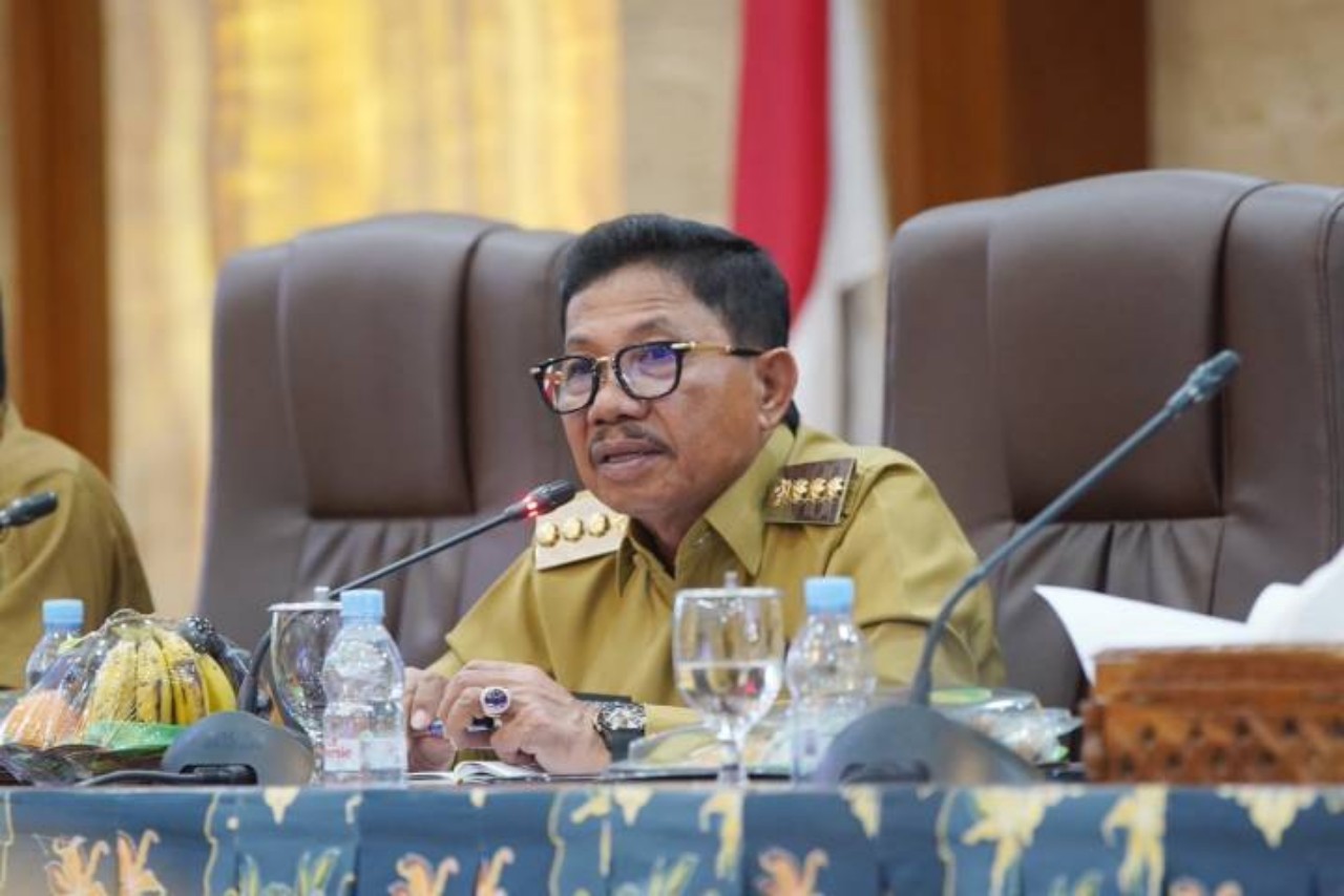Wali Kota Tangerang Sachrudin memastikan kondisi warga dipantau setelah abu vulkanik Gunung Anak Krakatau mencapai Kota Tangerang