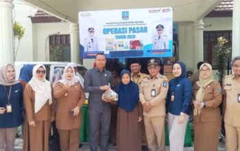 Warga Kecamatan Gunungsari memadati lokasi operasi pasar yang digelar Pemerintah Kabupaten Serang untuk membeli minyak goreng, beras SPHP, dan kebutuhan pokok lainnya dengan harga lebih terjangkau, Selasa, 15 September 2026
