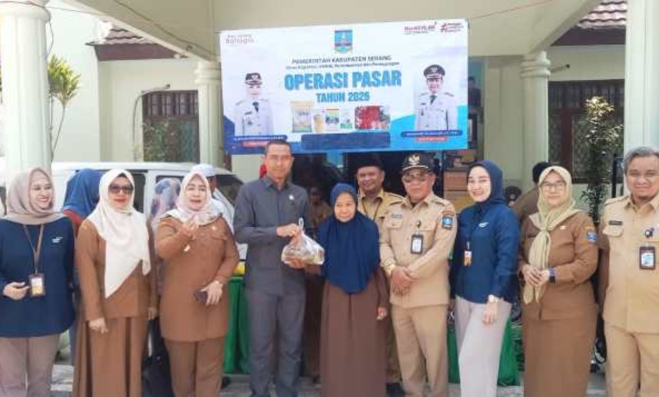 Warga Kecamatan Gunungsari memadati lokasi operasi pasar yang digelar Pemerintah Kabupaten Serang untuk membeli minyak goreng, beras SPHP, dan kebutuhan pokok lainnya dengan harga lebih terjangkau, Selasa, 15 September 2026