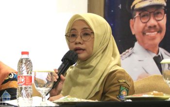 Abu vulkanik Gunung Anak Krakatau berpotensi menyebabkan gangguan pernapasan serta iritasi mata dan kulit warga.