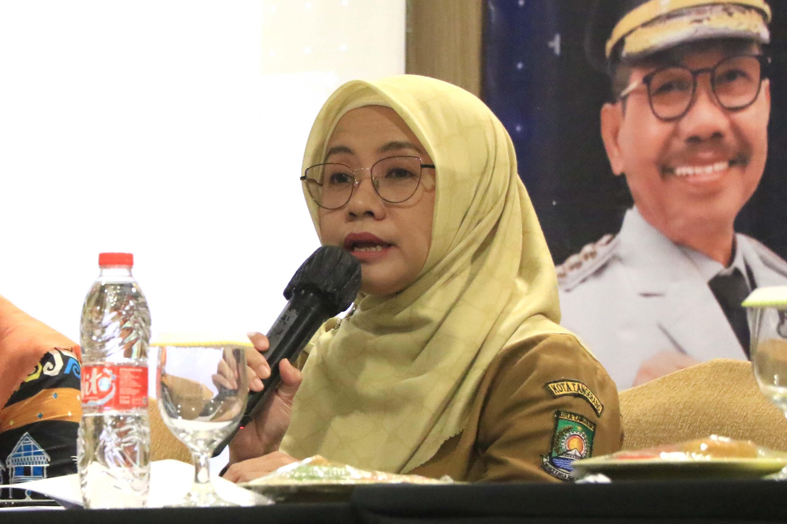 Abu vulkanik Gunung Anak Krakatau berpotensi menyebabkan gangguan pernapasan serta iritasi mata dan kulit warga.