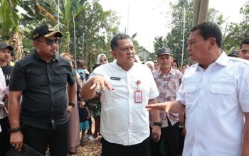 Bupati Tangerang Moch. Maesyal Rasyid meninjau program bedah rumah di Desa Sindang Panon.