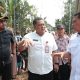 Bupati Tangerang Moch. Maesyal Rasyid meninjau program bedah rumah di Desa Sindang Panon.