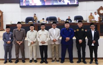 Gubernur Banten Andra Soni menghadiri rapat paripurna DPRD Provinsi Banten terkait persetujuan Raperda APBD Perubahan Tahun Anggaran 2026 di Gedung DPRD Banten, KP3B, Kota Serang.