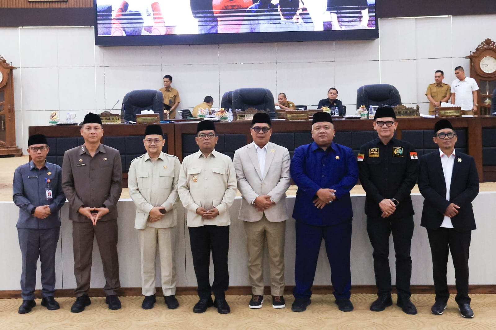 Gubernur Banten Andra Soni menghadiri rapat paripurna DPRD Provinsi Banten terkait persetujuan Raperda APBD Perubahan Tahun Anggaran 2026 di Gedung DPRD Banten, KP3B, Kota Serang.