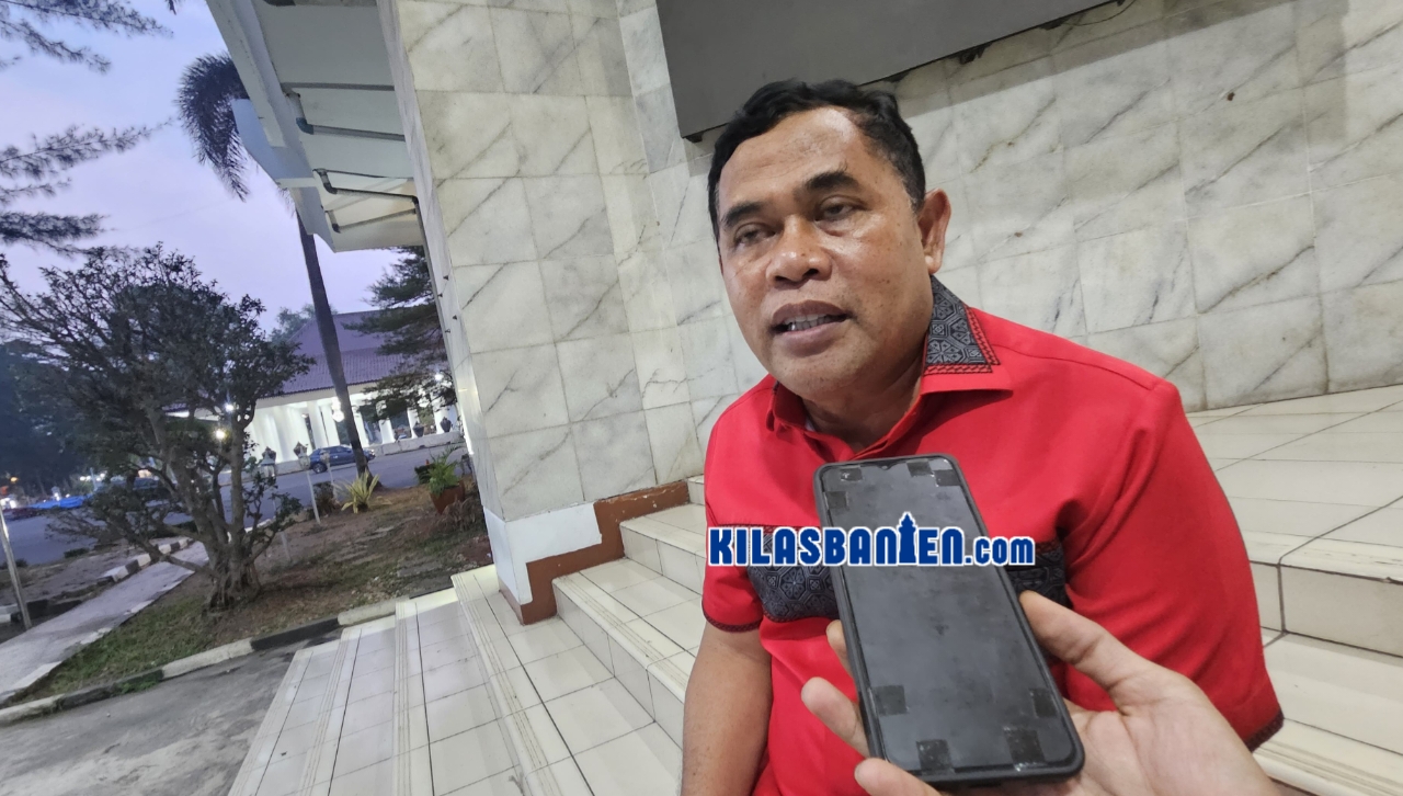 Anggota DPRD Kabupaten Serang Fraksi PDI Perjuangan, Joko Santoso, menyampaikan pandangan fraksinya terkait revisi Raperda RTRW Kabupaten Serang 2026-2046 usai Rapat Paripurna DPRD Kabupaten Serang, Rabu (21/10/2026).