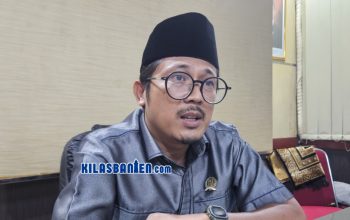 Anggota Komisi III DPRD Kabupaten Serang, Asep Gunawan Kartoba, memberikan penjelasan terkait usulan Raperda penyertaan modal Pemerintah Kabupaten Serang dalam rapat paripurna DPRD.