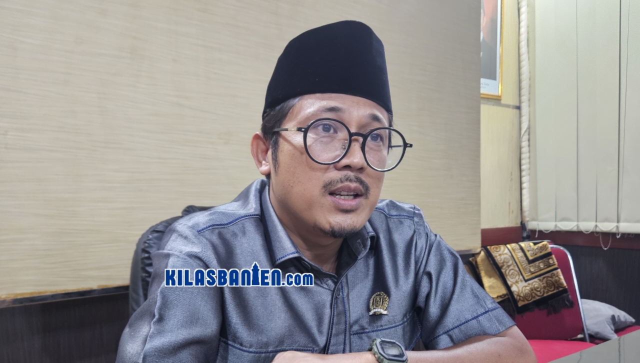 Anggota Komisi III DPRD Kabupaten Serang, Asep Gunawan Kartoba, memberikan penjelasan terkait usulan Raperda penyertaan modal Pemerintah Kabupaten Serang dalam rapat paripurna DPRD.