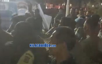 Bentrokan mewarnai aksi refleksi 500 tahun Kabupaten Serang di depan Pendopo Bupati Serang, Kamis malam (8/10/2026). Sejumlah aktivis dan seorang jurnalis dilaporkan mengalami luka-luka.