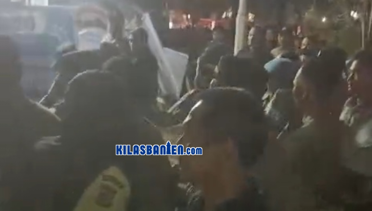 Bentrokan mewarnai aksi refleksi 500 tahun Kabupaten Serang di depan Pendopo Bupati Serang, Kamis malam (8/10/2026). Sejumlah aktivis dan seorang jurnalis dilaporkan mengalami luka-luka.