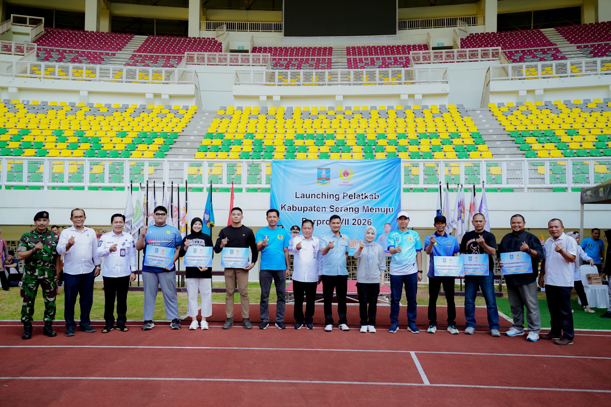 Bupati Serang Ratu Rachmatuzakiyah bersama jajaran KONI Kabupaten Serang saat membuka pemusatan latihan lebih dari 1.300 atlet dan official di Banten International Stadium menjelang PORPROV Banten 2026.