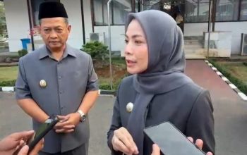 Bupati Serang Ratu Rachmatuzakiyah memberikan keterangan usai Rapat Paripurna DPRD Kabupaten Serang terkait usulan revisi RTRW 2026–2046 untuk memperkuat kepastian hukum investasi.