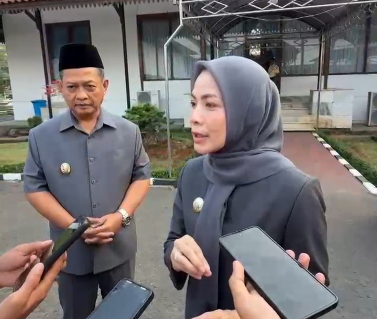 Bupati Serang Ratu Rachmatuzakiyah memberikan keterangan usai Rapat Paripurna DPRD Kabupaten Serang terkait usulan revisi RTRW 2026–2046 untuk memperkuat kepastian hukum investasi.
