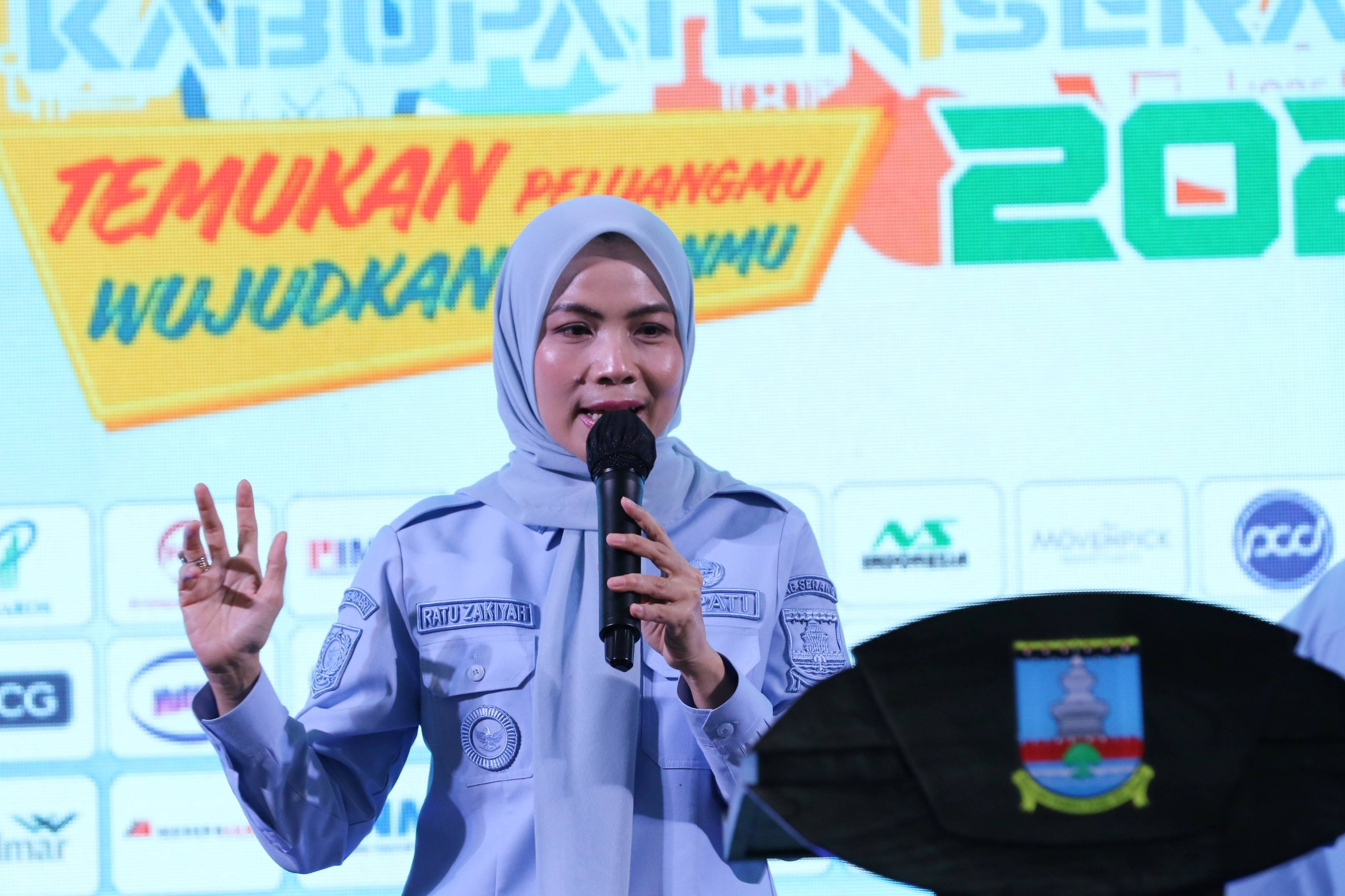 Bupati Serang Ratu Rachmatuzakiyah meninjau stan perusahaan pada pembukaan Naker Fest 2026 di Aula Universitas Faletehan, Kecamatan Kramatwatu. Ajang bursa kerja ini menyediakan 3.978 lowongan bagi para pencari kerja.