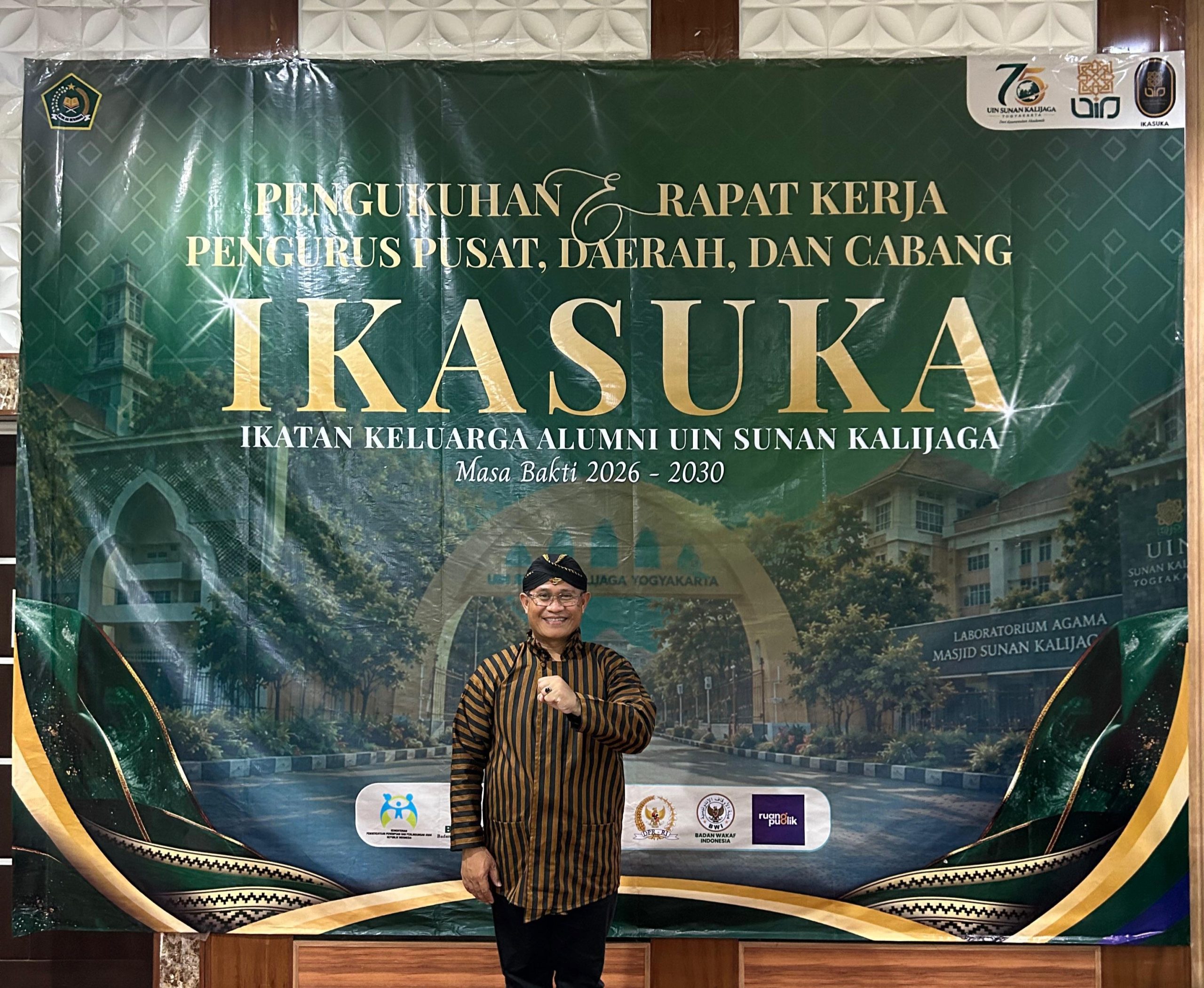 Dr. Masykur, M.Hum., saat dikukuhkan sebagai Ketua Pengurus Daerah IKASUKA Banten periode 2026–2030 dalam rangkaian peringatan 75 tahun UIN Sunan Kalijaga Yogyakarta.