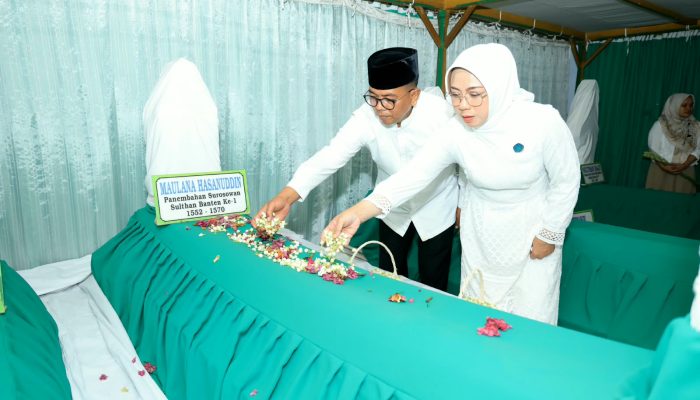 Sambut HUT Ke-26 Banten, Andra Soni Ziarah ke Makam Sultan dan Salurkan Bantuan untuk Warga