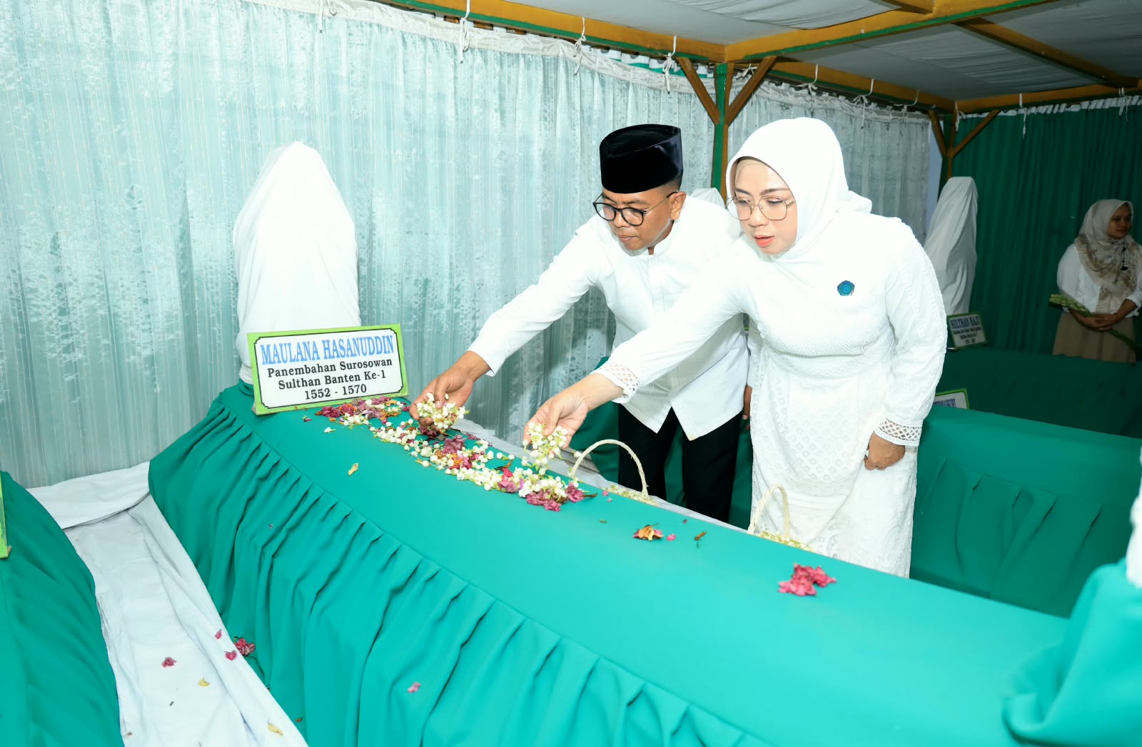 Gubernur Banten Andra Soni bersama jajaran Forkopimda dan pejabat daerah mengikuti ziarah di kompleks pemakaman Kesultanan Banten menjelang peringatan HUT ke-26 Provinsi Banten.