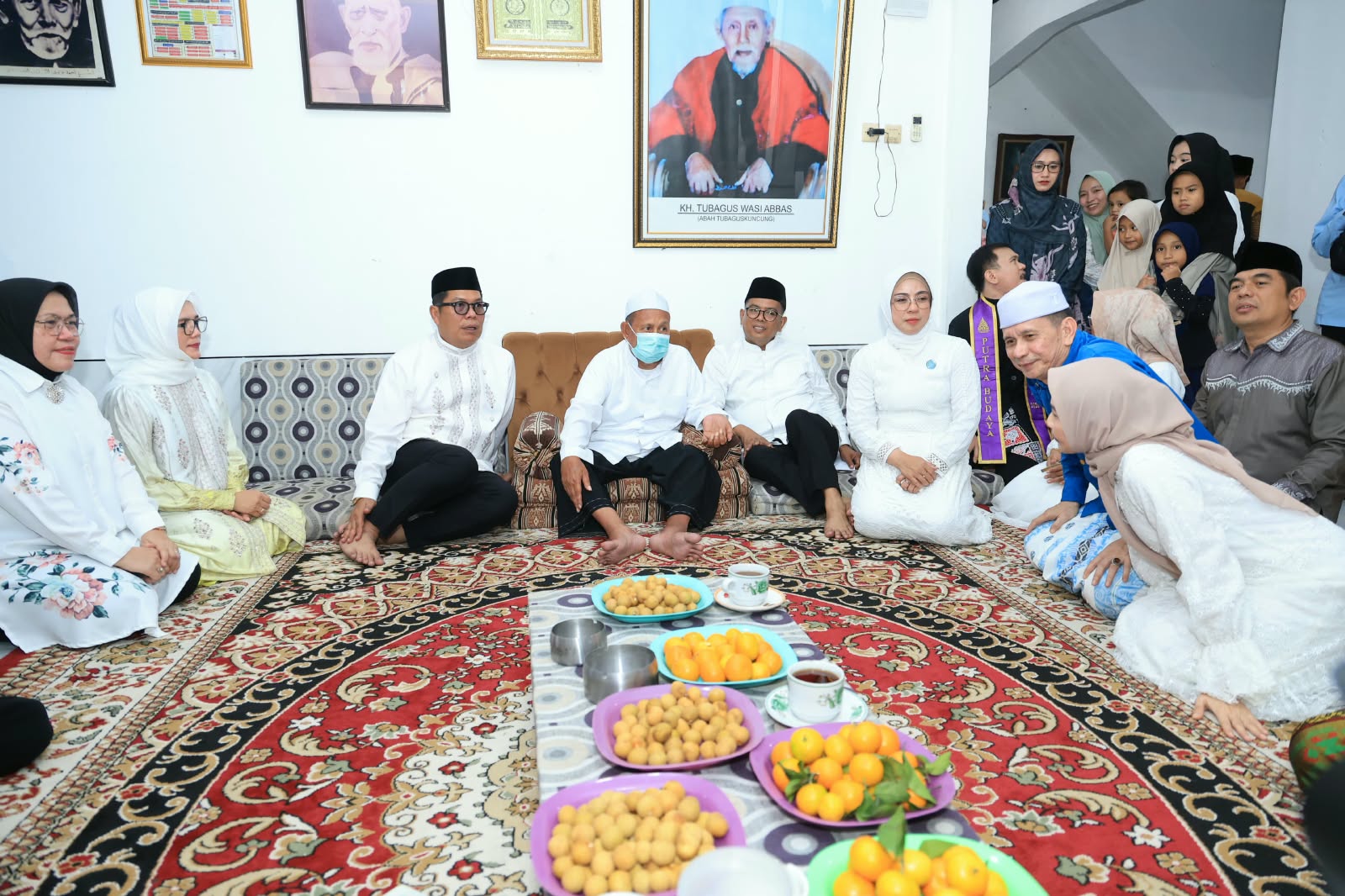 Gubernur Banten Andra Soni bersilaturahmi dengan Pengurus Kenadziran Banten Lama KH Sadeli menjelang peringatan HUT ke-26 Provinsi Banten di Kompleks Banten Lama, Kota Serang.