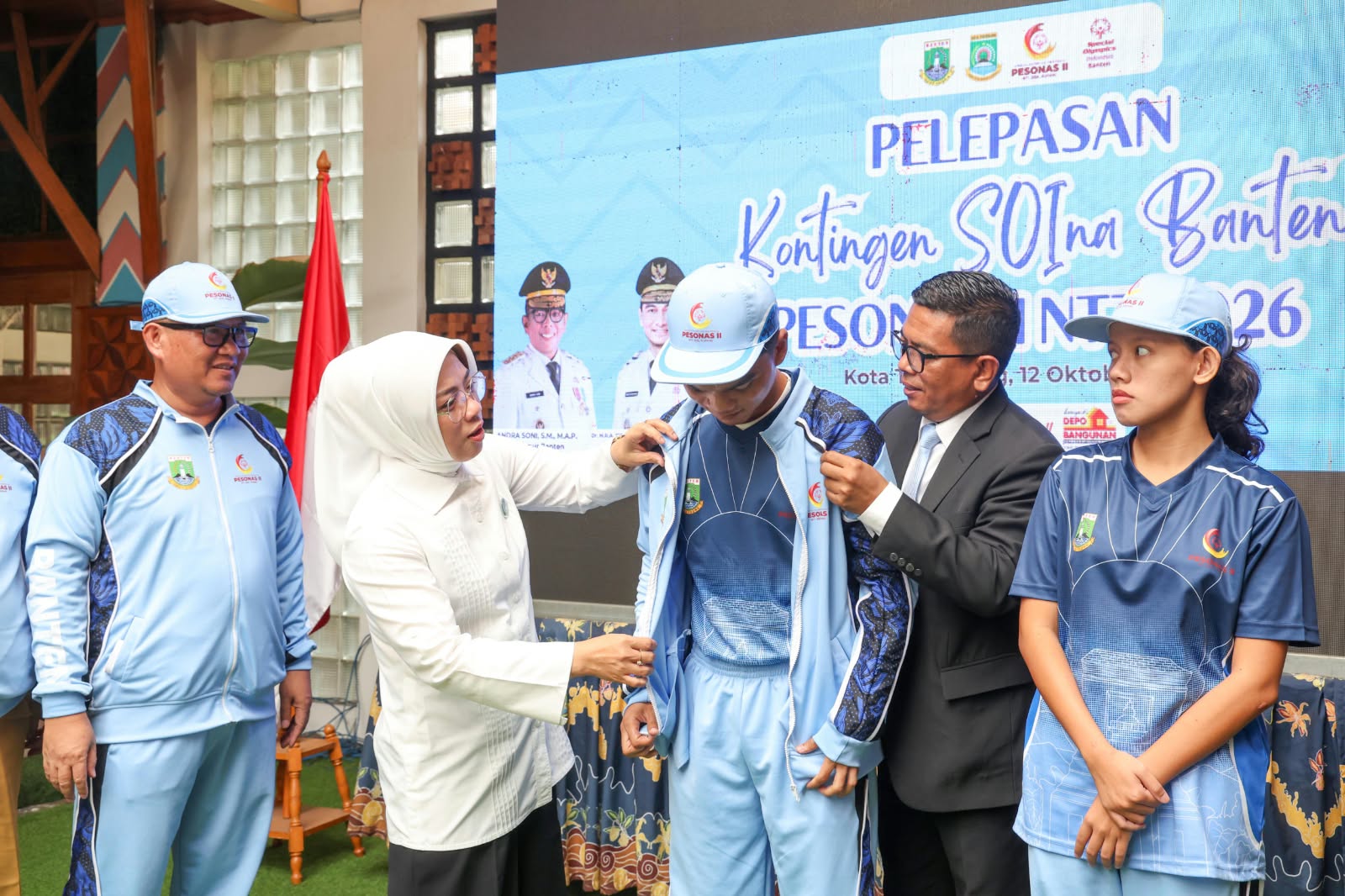 Gubernur Banten Andra Soni melepas kontingen SOIna Banten yang akan berlaga pada PESONAS II 2026 di Kupang, Nusa Tenggara Timur, sebagai bentuk dukungan terhadap pengembangan olahraga inklusif bagi atlet disabilitas intelektual, pelepasan berlangsung di Gedung DPRD Kota Tangerang, Senin (12/10/2026).