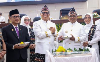 Gubernur Banten Andra Soni menyampaikan pidato pada Rapat Paripurna Istimewa HUT ke-26 Provinsi Banten di Gedung DPRD Banten, KP3B, Kota Serang, Minggu (4/10/2026).