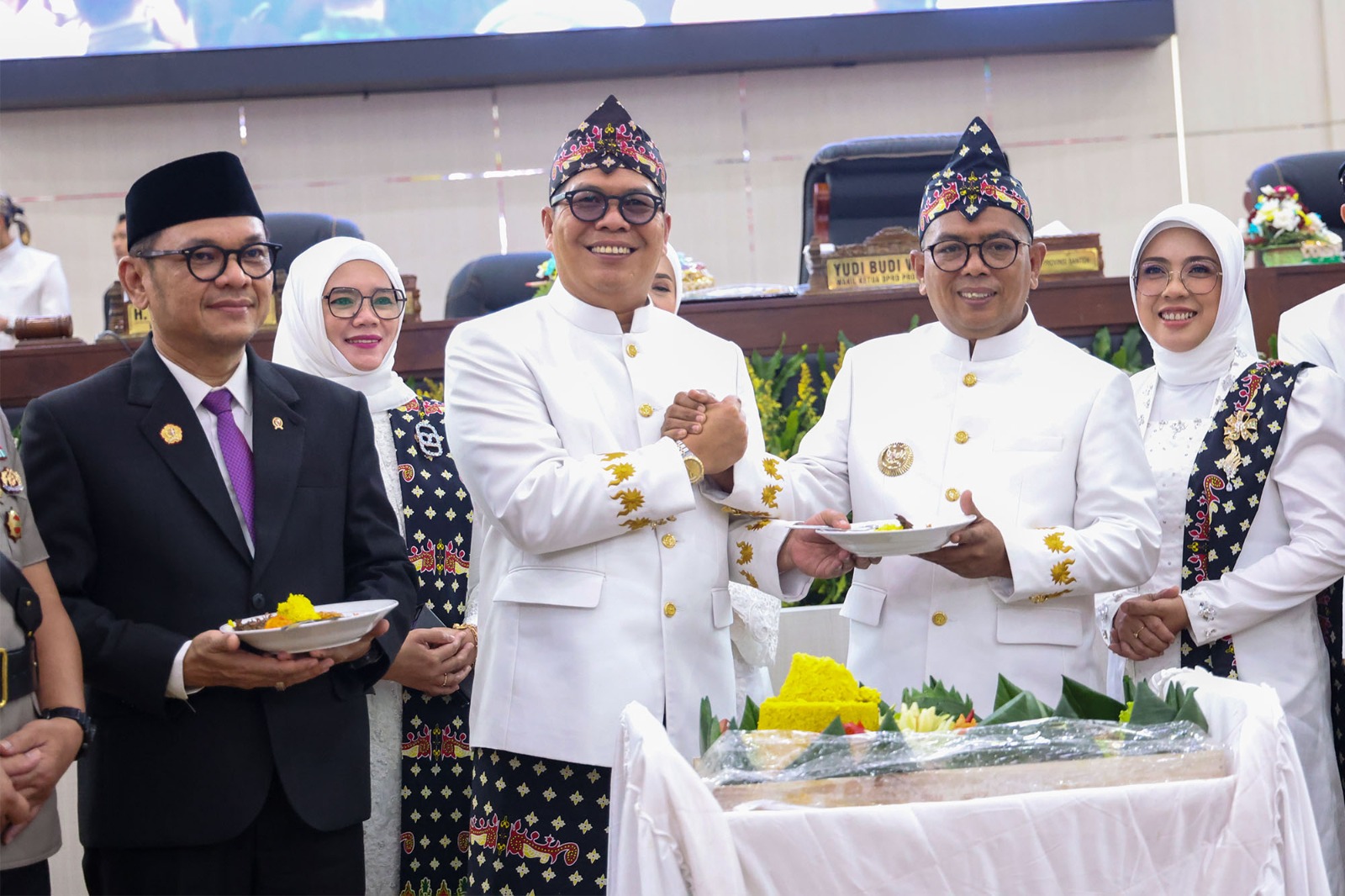 Gubernur Banten Andra Soni menyampaikan pidato pada Rapat Paripurna Istimewa HUT ke-26 Provinsi Banten di Gedung DPRD Banten, KP3B, Kota Serang, Minggu (4/10/2026).