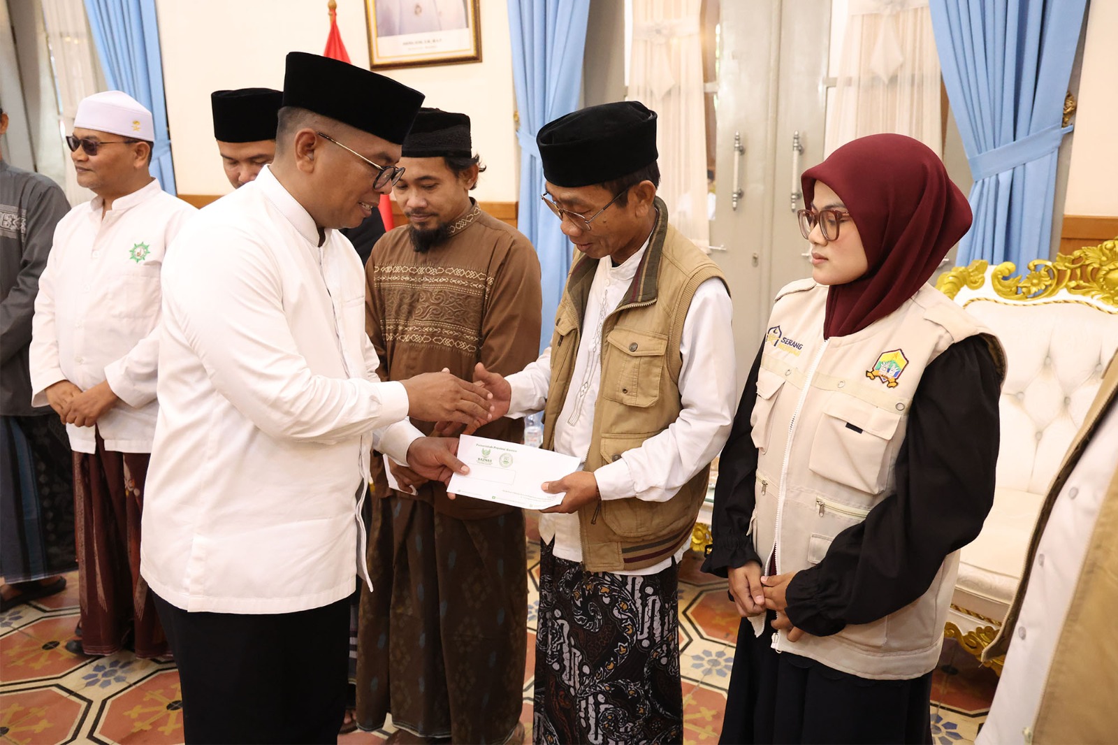 Gubernur Banten Andra Soni menyampaikan usulan agar kegiatan mengaji menjadi muatan lokal wajib bagi pelajar muslim saat menghadiri penyerahan penghargaan kepada guru mengaji di Gedung Negara Provinsi Banten, Kota Serang.