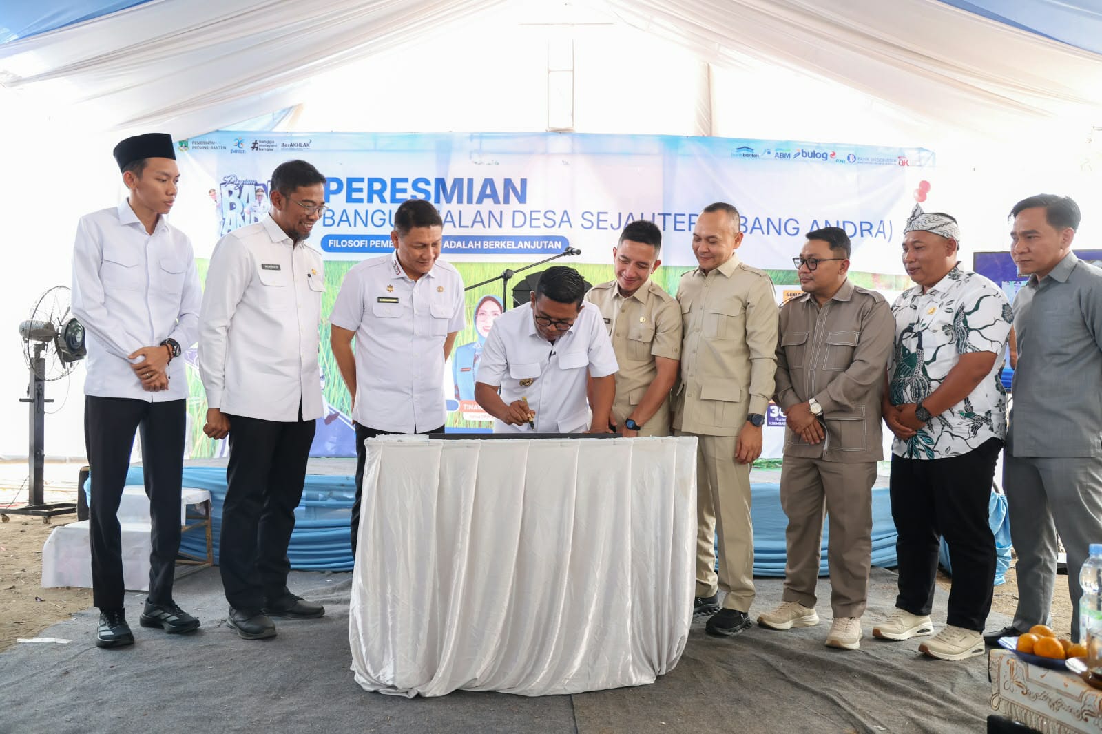 Gubernur Banten Andra Soni meresmikan pembangunan ruas jalan desa dalam Program Bang Andra yang memperkuat akses masyarakat menuju pusat ekonomi, sekolah, dan layanan kesehatan di berbagai wilayah Banten.