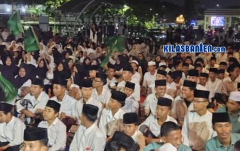 Ketua Tanfidziyah PCNU Kota Serang KH Saifun Nawasi menyampaikan gagasan menjadikan Kota Serang sebagai Kota Pendidikan saat peringatan Hari Santri Nasional di Masjid Agung Ats-Tsauroh, Kota Serang, Jumat (23/10/2026).