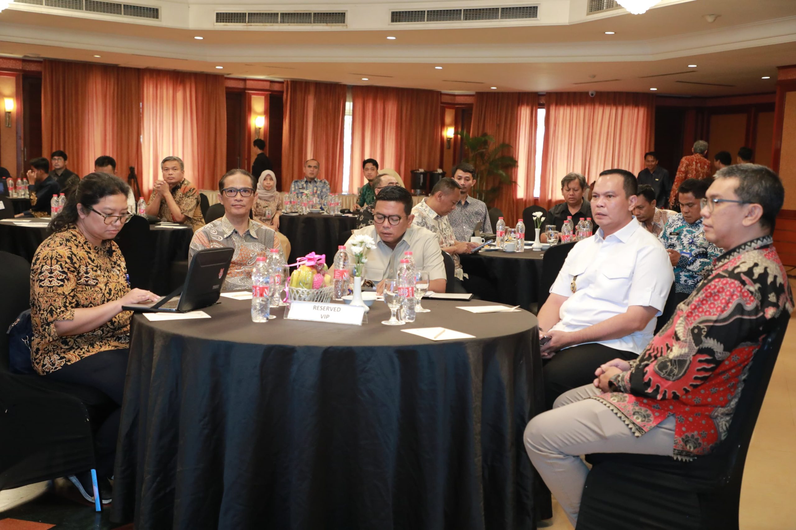 Gubernur Banten Andra Soni saat membahas studi kelayakan untuk mendesak pemerintah pusat merealisasikan proyek KRL Rangkasbitung-Merak.